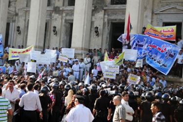 نشطاء - تأجيل محاكمة خالد سعيد الى23 أكتوبر مقبل - الإسكندرية /أحمد عبد الحافظ