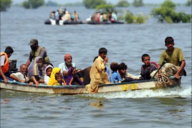 f_Flood affected Pakistanis are evacuated by the navy from Mado village in district Dadu on September 13, 2010. Advancing floodwaters continue to threaten parts of Sindh province,