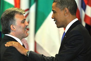 f_US President Barack Obama (R) talks with the President of Turkey, Abdullah Gul during the luncheon at the United Nations General Assembly on September 23, 2010