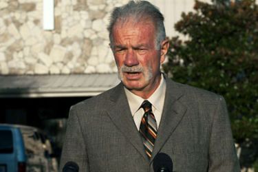 PJR002 - Gainesville, Florida, UNITED STATES : Dove World Outreach Center Pastor Terry Jones updates the media on Sept 8, 2010 outside his Gainesville, Florida, church where he and his congregation still plan to burn Korans on September 11, 2010.