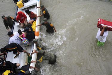 People are evacuated in Tlacotalpan September 6, 2010. After weeks of heavy rain in several states, rivers overflooded, leaving thousands of flood victims with damaged houses and destroyed crops