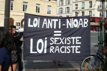 المحتجون اعتبروا القانون عنصريا و معاديا للنساء - احتجاج على حظر النقاب بفرنسا - عبد الله بن عالي ـ باريس
