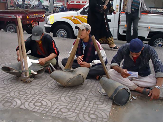 بعض الشباب من عمال اليومية يجلسون على الرصيف في انتظار من يطلبهم لأداء عمل يومي - تضارب أعداد العاطلين بمصر - عبدالحافظ الصاوي: القاهرة