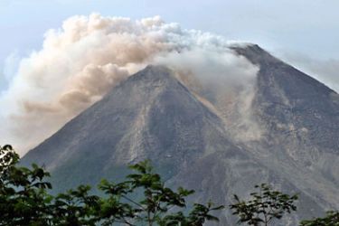 Merapi volcano spews thick smoke, taken from Glagaharjo village in Sleman, Yogyakarta on October 26, 2010. Indonesia's Mount Merapi erupted three times on October 26, causing thousands to flee and claiming the life of a three-month-old baby girl as it emitted searing clouds and volcanic ash.