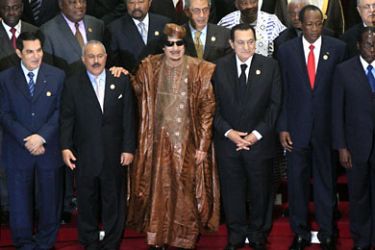 Sirte, -, LIBYAN ARAB JAMAHIRIYA : Libyan leader Moammar Gadhafi (C), Egyptian president Hosni Mubarak (C-R) and Yemeni President Ali Abdullah Saleh (C-L) and other presidents pose for a group picture with African presidents in the 2nd Afro-Arab Joint Summit in the Libyan coastal city of Sirte, on October 9, 2010. AFP PHOTO/KHALED DESOUKI