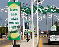 لافتات وصور ترحب بالقادة المشاركين في القمة العربية الأفريقية (الفرنسية)