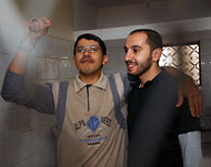 الصحفي شائع في قفص الاتهام مع المتهم عبدالكريم الشامي (الجزيرة نت)