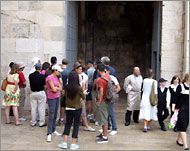 وفد سياحي أجنبي برفقة مرشد يهودي قبالة باب الخليل بالقدس (الجزيرة)