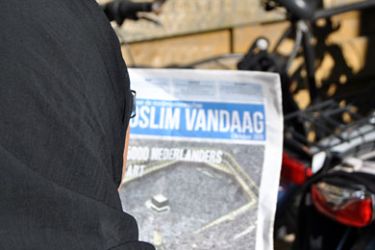 شابة مسلمة تقرأ صحيفة - الشباب المسلم اكثر ارتباطا بالاعلام - نصر الدين الدجبي - امستردام