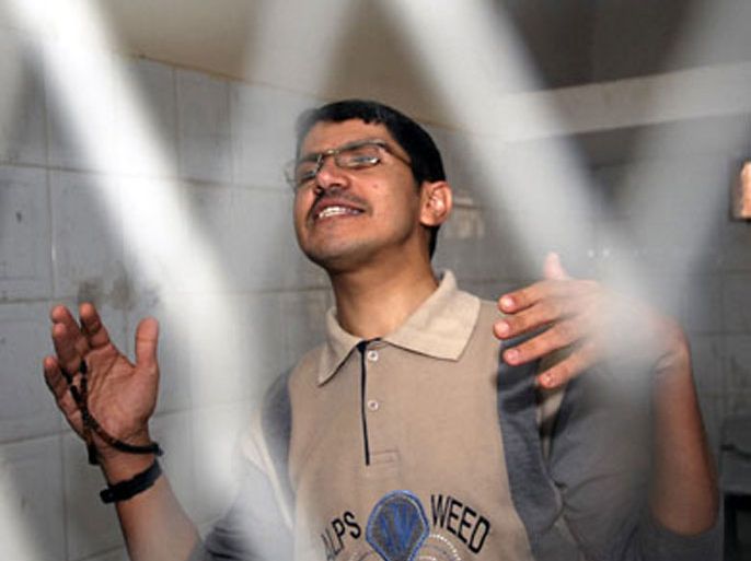 الصحفي عبدالإله حيدر شائع في قفص الاتهام بالمحكمة