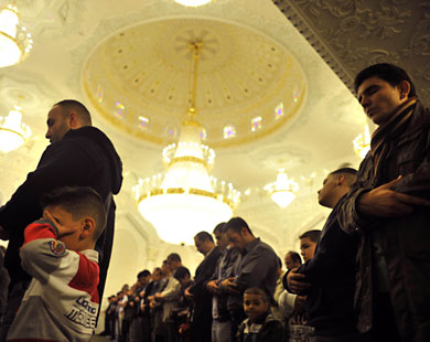 مسلمون يؤدون صلاة عيد الفطر بأحد مساجد برلين (الفرنسية-أرشيف)