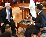 عباس (يسار) سيبحث مع مبارك جهود استئناف المفاوضات (الفرنسية-أرشيف)