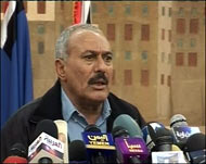الرئيس علي عبد الله صالح يشير إلى وجود مؤامرات (الجزيرة-أرشيف)