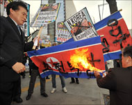 متظاهرون في كوريا الجنوبية يحرقون علم كوريا الشمالية اليوم (الفرنسية) 