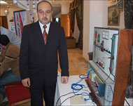 أيمن حسين ابتكر نموذجا مصغرا للتحكم وإدارة محطات آبار مياه الشرب إلكترونيا (الجزيرة نت)