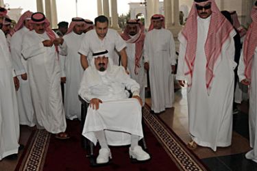 Saudi Arabia's King Abdullah bin Abdulaziz Al Saud (C) arrives at a hospital in Riyadh November 19, 2010. Saudi Arabia's King Abdullah was admitted to hospital on Friday after a blood clot complicated a back condition he is suffering from and doctors have recommended more rest,