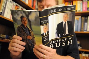 A man reads the new memoir by former US President George W. Bush November 9, 2010 at his home in Manassas, Virginia. The book entitled "Decision Points" recounts his critical decisions that shaped his presidency and personal life. AFP PHOTO/Karen BLEIER