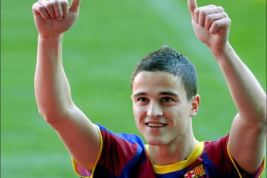 f_Barcelona's Dutch new recruit Ibrahim Afellay gestures on December 24, 2010 after being presented at the Catalan club in Barcelona . AFP PHOTO
