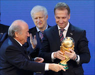 إيغور شوفالوف نائب رئيس الوزراء الروسي يتسلم كأس العالم من جوزيف بلاتر (رويترز)