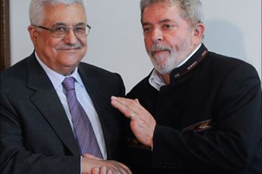 epa02511414 Brazilian President, Luiz Inacio Lula da Silva (R) greets Palestianian President Mahmoud Abbas (L) at Planalto Palace in Brasilia, Brazil, 31 December 2010
