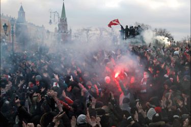r_Football fans and right wing protesters rally in central Moscow December 11, 2010. Several football fans were injured in Moscow on Saturday in clashes with Interior Ministry troops