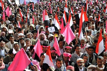 epa02551736 Yemeni protesters wave falgs while shouting slogans during a protest against the government in Sana?a, Yemen, on 27 January 2011. In the biggest of four rallies countrywide, around 10,000 people gathered near the Sana'a University campus chanting slogans calling Yemeni President Ali Abdullah Saleh,