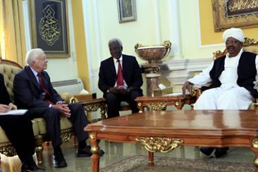 Sudanese President Omar Hassan al-Bashir (R) meets with former US President Jimmy Carter ( 2L ) in Khartoum, Sudan, 08 January 2011