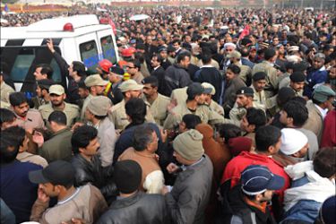f_Supporters and activists of ruling Pakistani Peoples Party (PPP) follow the funeral procesion of late Punjab governor Salman Taseer in Lahore on January 5, 2011
