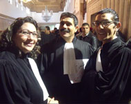 المحامي عياش الهمامي (وسط) قال إن الإضراب حقق نجاحا كبيرا (الجزيرة نت)