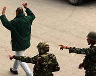 أحد الأشخاص يسير مستسلما أمام بعض أفراد الجيش (الأوروبية)