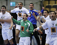فرحة جزائرية بالفوز الثمين على رومانيا (رويترز)