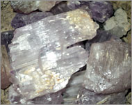   باكستان تنتج أكثر من خمسين نوعامن الأحجار الكريمة (الجزيرة نت)