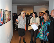 الأميرة ريم علي تتوسط السفيرة السويدية (يمين) والفنانة ميا غروندال (الجزيرة نت)