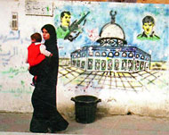 صورة من المعرض تعبر عن جدارية سياسية (الجزيرة نت) 