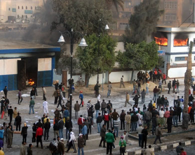من اشتباكات المتظاهرين والامن بالسويس في الأيام الأولى للغضب المصري (الجزيرة)