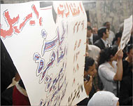 وقفة احتجاجية نفذها أهالي معتقلي إضراب 6 أبريل أمام مكتب النائب العام (الجزيرة نت)