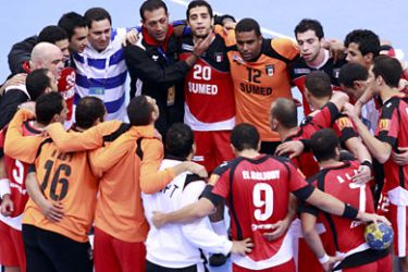 Egypt's players celebrate their victory over Tunisia after their group A match at the Men's Handball World Championship in Kristianstad January 17, 2011. REUTERS