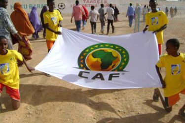 شعار اتحاد كرة القدم الإفريقية يحملها صبية عند افتتاح المباريات في ديسمبر الماضي