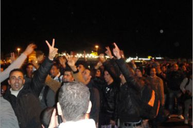 الصورة رقم 4806 تمثل الأجانب المحتجين وقد نزلوا من الباخرة الى أرض مرفأ بيريوس