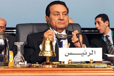 epa02537873 Egyptian President Hosni Mubarak (C) attends the second Economic, Development and Social summit held in the Red Sea resort of Sharm el-Sheikh, Egypt, 19 January 2011. Arab leaders gather in Egypt on 19 January to discuss economic integration and trade, after recent political developments caused instability in the region