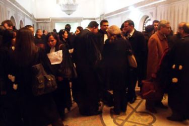 المحامون يجتمعون ببهو محكمة تونس
