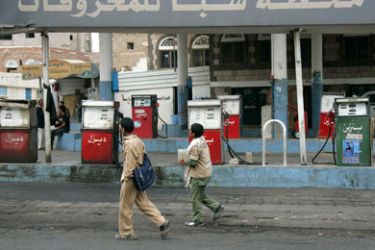 Boys walk past an empty petrol station in Sanaa January 12, 2011. Yemeni President Ali Abdullah Saleh suspended his oil minister on Wednesday over fuel shortages that caused long lines at petrol stations and sparked public discontent, the state news agency said.
