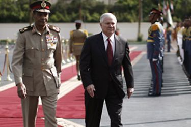 U.S. Secretary of Defence Robert Gates (R) inspects an honour guard with Egyptian Minister of Defence Mohamed Tantawi