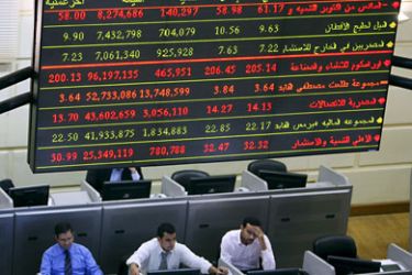 epa02550195 (FILE) A file photo dated 29 October 2008 shows brokers working at the Egyptian stock exchange in Cairo, Egypt. Egypt's stock market fell sharply on 26 January morning, a day after clashes between police and anti-government demonstrators left three dead. Media sources said analysts had