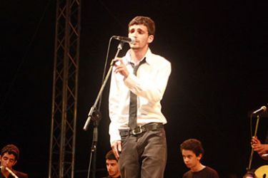 الفنان أسامة ذياب يغني فلسطيني ضد الظلم