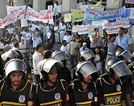قضية خالد سعيد أشعلت المواجهة بين الشرطة والمواطنين (الجزيرة نت-أرشيف)