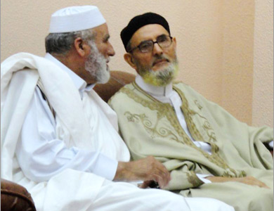 الشيخ الصادق الغرياني (يمين) مع أحد علماء ليبيا
