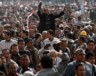 الشارع المصري يصعد ضغوطه يوما بعد يوم (رويترز)