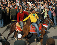 البلطجية ذهبوا إلى حد مهاجمة المعتصمين بالبغال والجمال بميدان التحرير (وكالات-أرشيف)