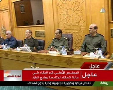 قادة الجيش المصري يسيطرون على السلطة بعد تنحي مبارك (الجزيرة)
